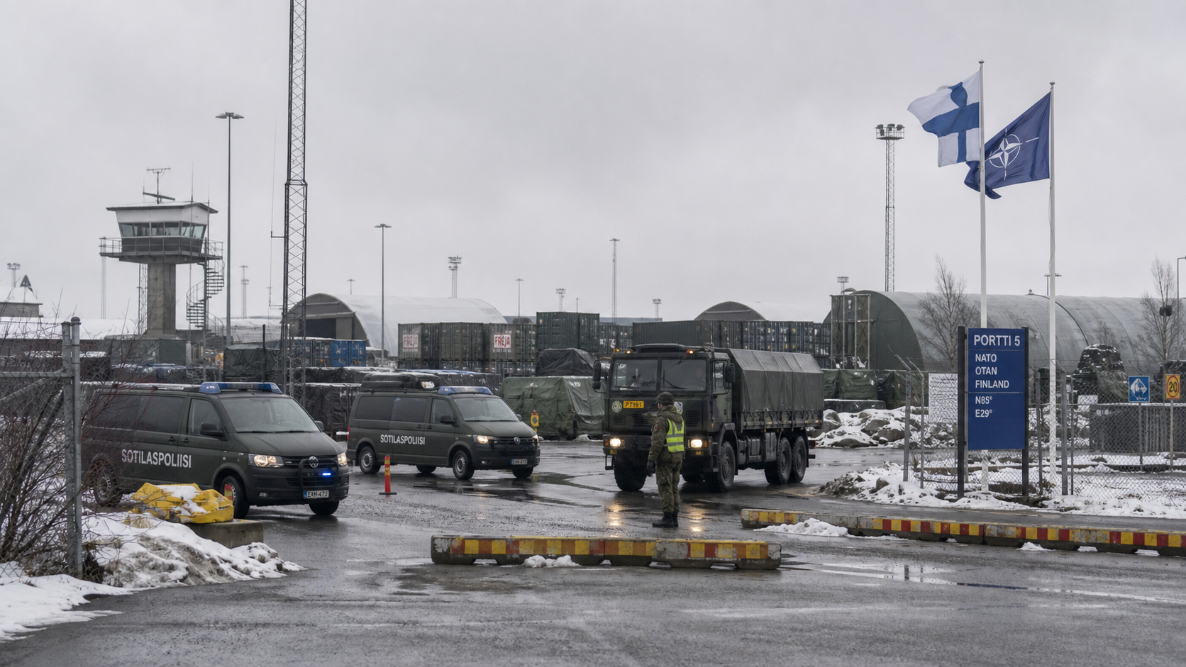 AI-foto van een streng bewaakt noordelijk logistiek terrein met moderne infrastructuur en transportcontainers als beeld bij Finlands nieuwe ruimte voor vervoer en opslag van kernwapens.