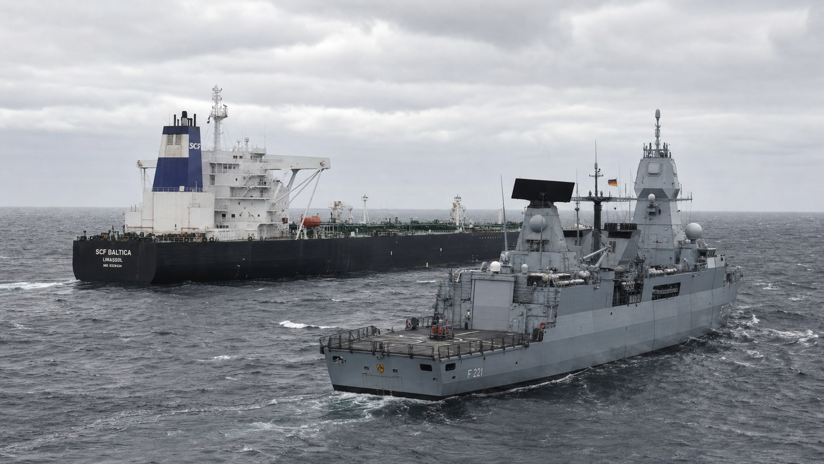AI-foto van een grote olietanker op grijze zee met een modern Europees marineschip ernaast als beeld bij de jacht op de Russische schaduwvloot.